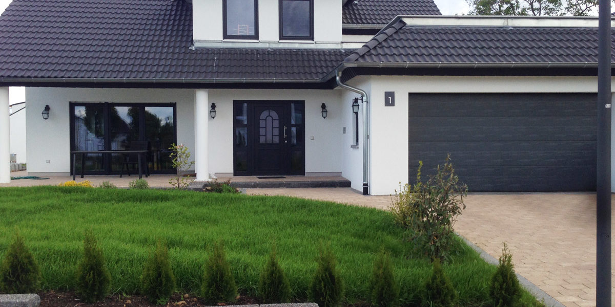 Referenz-Haus in Nussloch, Eingang und Garage