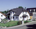 Haus mit Garage und Garten